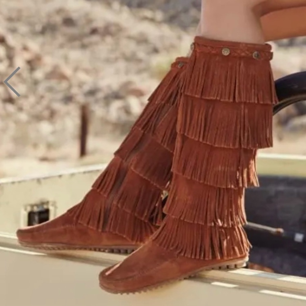 NWOT! Minnetonka 5-Layer Fringe Boots - Brown